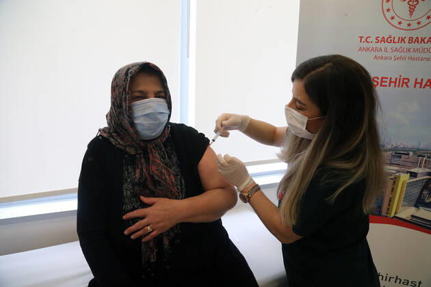 (210405) -- ANKARA, April 5, 2021 -- A woman receives the COVID-19 vaccine in Ankara, Turkey, on April 5, 2021. Turkey on Monday reported 42,551 new coronavirus cases. Among the new cases, 1,706 are symptomatic patients, and the tally of infections in the country reached 3,529,601, according to the country s health ministry. (Photo by Xinhua) TURKEY-ANKARA-COVID-19-CASES MustafaxKaya
