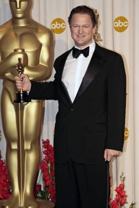 Florian Henckel von Donnersmarck mit dem Oscar für den besten fremdsprechigen Film Das Leben der Anderen im Press Room der Oscar Verleihung 2007 79th Annual Academy Awards im Kodak Theatre. Los Angeles, 25.02.2007