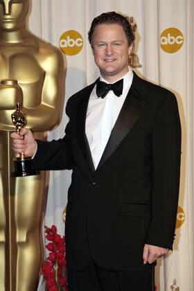 Florian Henckel von Donnersmarck mit dem Oscar für den besten fremdsprechigen Film Das Leben der Anderen im Press Room der Oscar Verleihung 2007 79th Annual Academy Awards im Kodak Theatre. Los Angeles, 25.02.2007