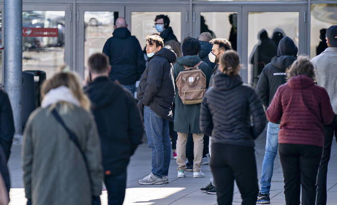 Lang koe ved Falck s lyntest, hurtigtest center i Gigantium i Aalborg OEst, tirsdag den 6. april 2021.. , Aalborg Jylland Copyright: HenningxBagger HenningxBaggerx COP109 spdk20210406-161220-L