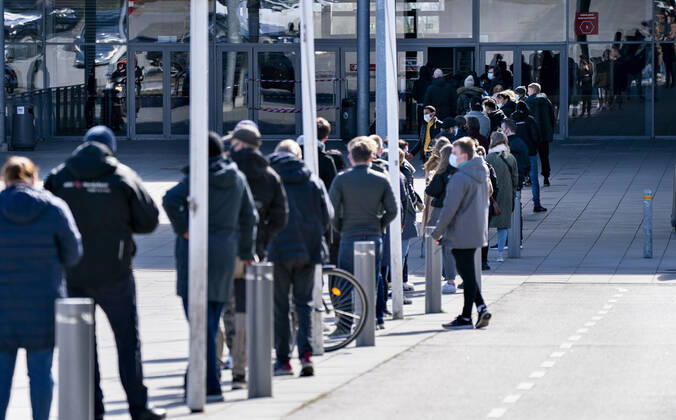 Lang koe ved Falck s lyntest, hurtigtest center i Gigantium i Aalborg OEst, tirsdag den 6. april 2021.. , Aalborg Jylland Copyright: HenningxBagger HenningxBaggerx COP109 spdk20210406-161238-L