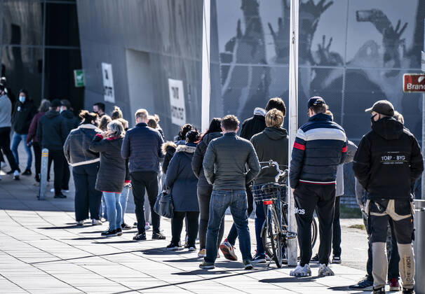 Lang koe ved Falck s lyntest, hurtigtest center i Gigantium i Aalborg OEst, tirsdag den 6. april 2021.. , Aalborg Jylland Copyright: HenningxBagger HenningxBaggerx COP109 spdk20210406-161246-L