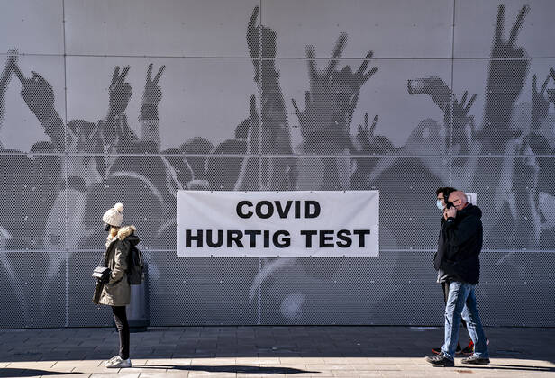 Lang koe ved Falck s lyntest, hurtigtest center i Gigantium i Aalborg OEst, tirsdag den 6. april 2021.. , Aalborg Jylland Copyright: HenningxBagger HenningxBaggerx COP109 spdk20210406-161256-L
