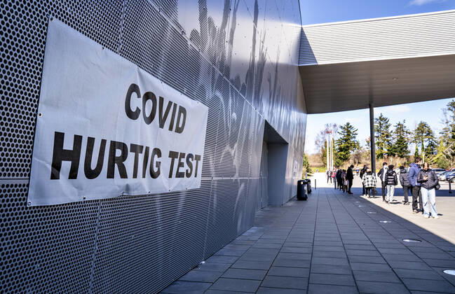 Lang koe ved Falck s lyntest, hurtigtest center i Gigantium i Aalborg OEst, tirsdag den 6. april 2021.. , Aalborg Jylland Copyright: HenningxBagger HenningxBaggerx COP109 spdk20210406-161310-L