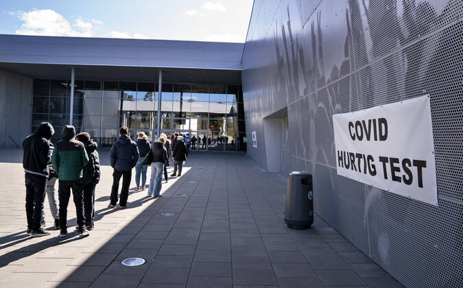 Lang koe ved Falck s lyntest, hurtigtest center i Gigantium i Aalborg OEst, tirsdag den 6. april 2021.. , Aalborg Jylland Copyright: HenningxBagger HenningxBaggerx COP109 spdk20210406-161345-L