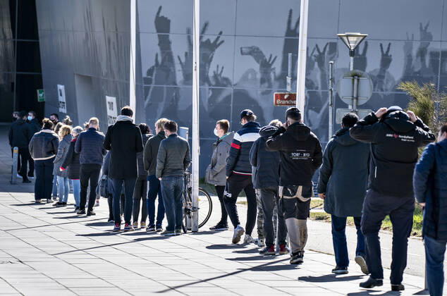 Lang koe ved Falck s lyntest, hurtigtest center i Gigantium i Aalborg OEst, tirsdag den 6. april 2021.. , Aalborg Jylland Denmark Copyright: HenningxBagger HenningxBaggerx COP200 spdk20210406-172027-L