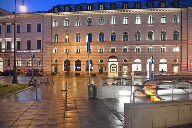 Themenbild: Coronavirus Pandemie-kommt nun der Bruecken Lockdown? Menschenleere Gehwege vor der U-Bahnstation Odeonsplatz in der Brienner Strasse in Muenchen am 06.04.2021 nach Wintereinbruch.