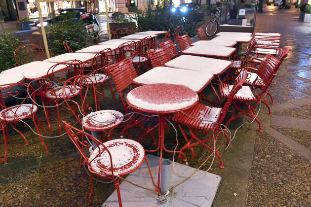 Themenbild: Coronavirus Pandemie Folgen fuer die Gastronomie-kommt nun der Bruecken Lockdown? Schneebedckte und zusammengebundene leere Tische und Stuehle vor einem Restaurant,Aussengastronomie in der Brienner Strasse in Muenchen am 06.04.2021 nach Wintereinbruch.