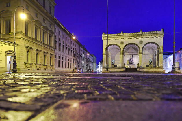 Themenbild-Kommt der Bruecken Lockdown, um die dritte Welle zu brechen? Menschenleerer Odeonsplatz in Muenchen mit Feldherrnhalle und Residenz am 06.04.2021. Naechtliche Ausgangssperre,Ausgangsbeschraenkung,Nachtaufnahme,