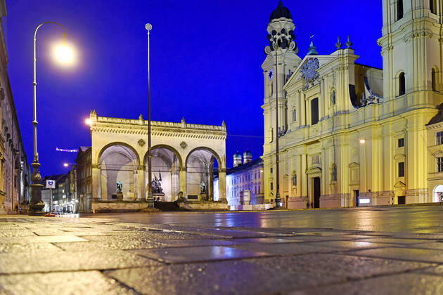 Themenbild-Kommt der Bruecken Lockdown, um die dritte Welle zu brechen? Menschenleerer Odeonsplatz in Muenchen mit Feldherrnhalle und Theatiner Kirche. am 06.04.2021. Naechtliche Ausgangssperre,Ausgangsbeschraenkung,Nachtaufnahme,