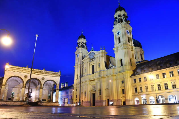 Themenbild-Kommt der Bruecken Lockdown, um die dritte Welle zu brechen? Menschenleerer Odeonsplatz in Muenchen mit Feldherrnhalle und Theatiner Kirche am 06.04.2021. Naechtliche Ausgangssperre,Ausgangsbeschraenkung,Nachtaufnahme,