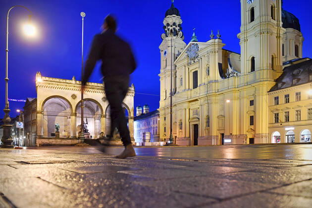 Themenbild-Kommt der Bruecken Lockdown, um die dritte Welle zu brechen? Fast menschenleerer Odeonsplatz in Muenchen mit Feldherrnhalle und Theatiner Kirche. am 06.04.2021. Naechtliche Ausgangssperre,Ausgangsbeschraenkung,Nachtaufnahme,