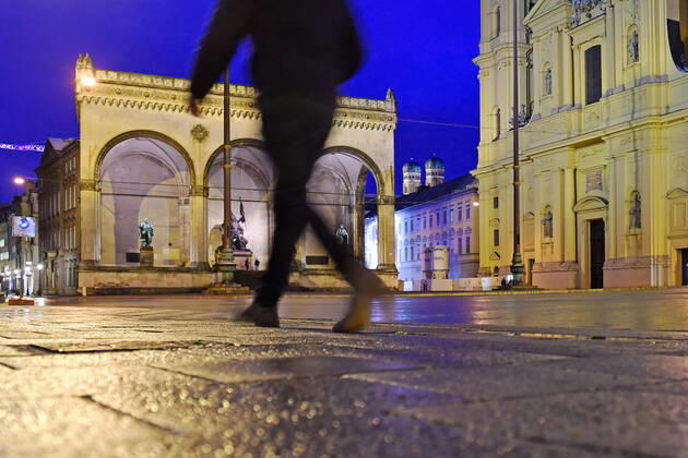Themenbild-Kommt der Bruecken Lockdown, um die dritte Welle zu brechen? Fast menschenleerer Odeonsplatz in Muenchen mit Feldherrnhalle und Theatiner Kirche. am 06.04.2021. Naechtliche Ausgangssperre, Ausgangsbeschraenkung, Nachtaufnahme,