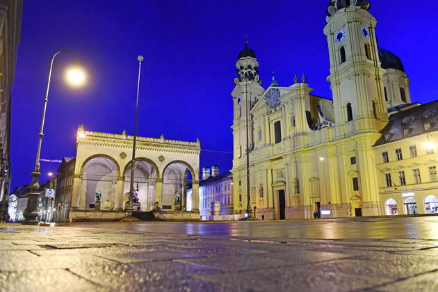 Themenbild-Kommt der Bruecken Lockdown, um die dritte Welle zu brechen? Menschenleerer Odeonsplatz in Muenchen mit Feldherrnhalle und Theatiner Kirche am 06.04.2021. Naechtliche Ausgangssperre,Ausgangsbeschraenkung,Nachtaufnahme,