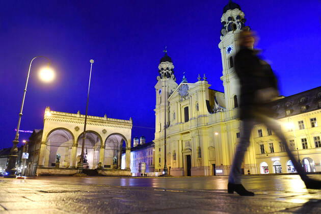 Themenbild-Kommt der Bruecken Lockdown, um die dritte Welle zu brechen? Fast menschenleerer Odeonsplatz in Muenchen mit Feldherrnhalle und Theatiner Kirche. am 06.04.2021. Naechtliche Ausgangssperre,Ausgangsbeschraenkung,Nachtaufnahme,