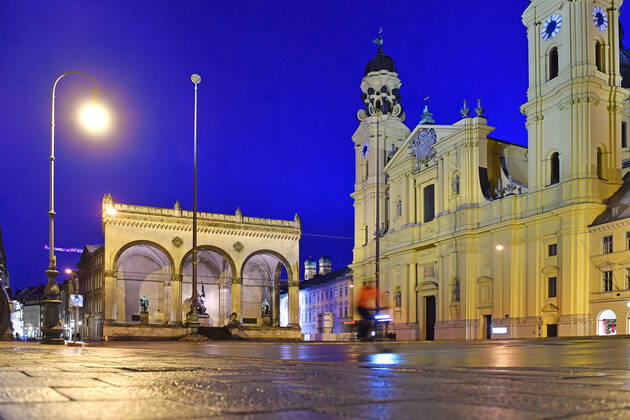 Themenbild-Kommt der Bruecken Lockdown, um die dritte Welle zu brechen? Menschenleerer Odeonsplatz in Muenchen mit Feldherrnhalle und Theatiner Kirche am 06.04.2021. Naechtliche Ausgangssperre,Ausgangsbeschraenkung,Nachtaufnahme,
