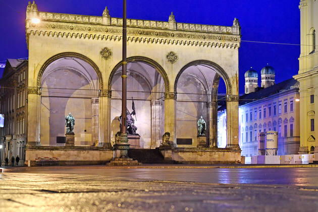 Themenbild-Kommt der Bruecken Lockdown, um die dritte Welle zu brechen? Menschenleerer Odeonsplatz in Muenchen mit Feldherrnhalle und Frauenkirche im Hintergrund am 06.04.2021. Naechtliche Ausgangssperre,Ausgangsbeschraenkung,Nachtaufnahme,