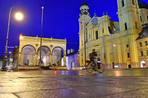 Themenbild-Kommt der Bruecken Lockdown, um die dritte Welle zu brechen? Menschenleerer Odeonsplatz in Muenchen mit Feldherrnhalle und Theatiner Kirche am 06.04.2021. Naechtliche Ausgangssperre,Ausgangsbeschraenkung,Nachtaufnahme,
