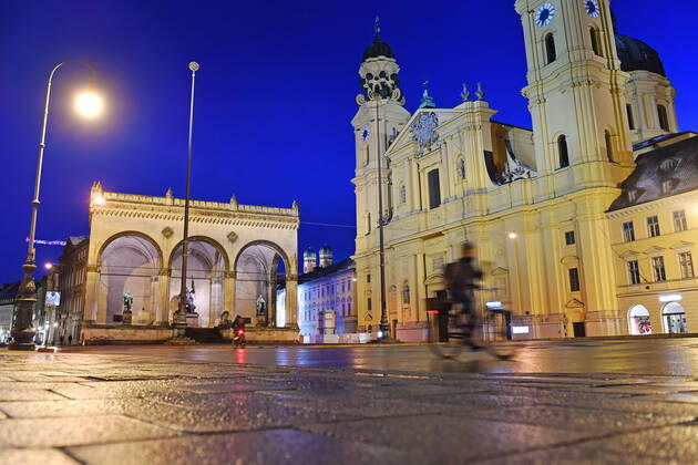 Themenbild-Kommt der Bruecken Lockdown, um die dritte Welle zu brechen? Menschenleerer Odeonsplatz in Muenchen mit Feldherrnhalle und Theatiner Kirche am 06.04.2021. Naechtliche Ausgangssperre,Ausgangsbeschraenkung,Nachtaufnahme,