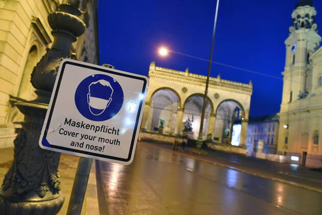 Themenbild-Kommt der Bruecken Lockdown, um die dritte Welle zu brechen? Menschenleerer Odeonsplatz in Muenchen mit Feldherrnhalle und Theatiner Kirche. Schild Maskenpflicht in den Fussgaengerzonen in Muenchen am 06.04.2021. Ausgangssperre,Ausgangsbeschraenkung,Nachtaufnahme,