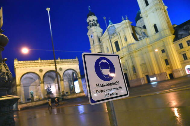 Themenbild-Kommt der Bruecken Lockdown, um die dritte Welle zu brechen? Menschenleerer Odeonsplatz in Muenchen mit Feldherrnhalle und Theatiner Kirche. Schild Maskenpflicht in den Fussgaengerzonen in Muenchen am 06.04.2021. Ausgangssperre,Ausgangsbeschraenkung,Nachtaufnahme,