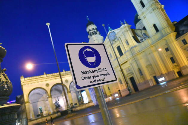 Themenbild-Kommt der Bruecken Lockdown, um die dritte Welle zu brechen? Menschenleerer Odeonsplatz in Muenchen mit Feldherrnhalle und Theatiner Kirche. Schild Maskenpflicht in den Fussgaengerzonen in Muenchen am 06.04.2021. Ausgangssperre,Ausgangsbeschraenkung,Nachtaufnahme,