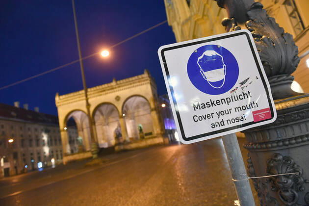 Themenbild-Kommt der Bruecken Lockdown, um die dritte Welle zu brechen? Menschenleerer Odeonsplatz in Muenchen mit Feldherrnhalle und Theatiner Kirche. Schild Maskenpflicht in den Fussgaengerzonen in Muenchen am 06.04.2021. Ausgangssperre,Ausgangsbeschraenkung,Nachtaufnahme,