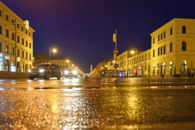 Themenbild: Coronavirus Pandemie-kommt nun der Bruecken Lockdown? Leere Leopoldstrasse ohne Autos und Menschen in Muenchen am 06.04.2021 abends nach Schneeregen.