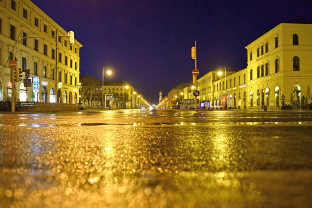 Themenbild: Coronavirus Pandemie-kommt nun der Bruecken Lockdown? Leere Leopoldstrasse ohne Autos und Menschen in Muenchen am 06.04.2021 abends nach Schneeregen.
