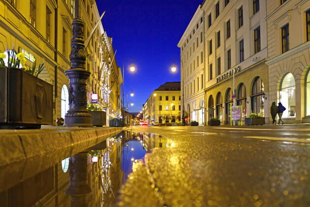 Themenbild: Coronavirus Pandemie-kommt nun der Bruecken Lockdown? Leere Brienner Strasse ohne Autos und Menschen in Muenchen am 06.04.2021 abends nach Schneeregen.