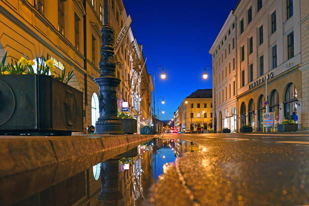 Themenbild: Coronavirus Pandemie-kommt nun der Bruecken Lockdown? Leere Brienner Strasse ohne Autos und Menschen in Muenchen am 06.04.2021 abends nach Schneeregen.
