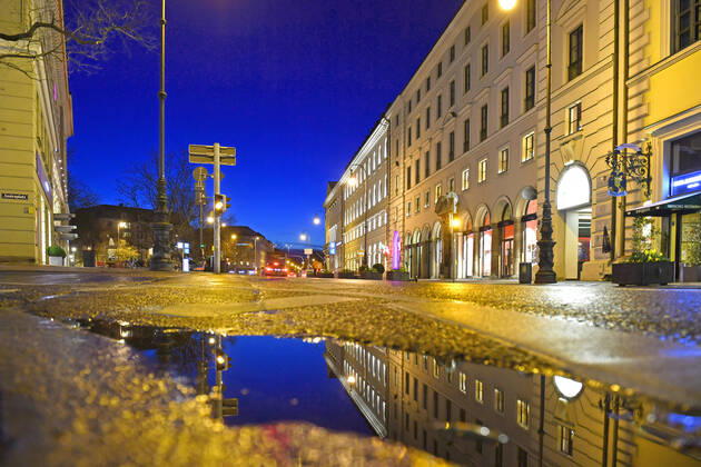 Themenbild: Coronavirus Pandemie-kommt nun der Bruecken Lockdown? Leere Brienner Strasse ohne Autos und Menschen in Muenchen am 06.04.2021 abends nach Schneeregen.