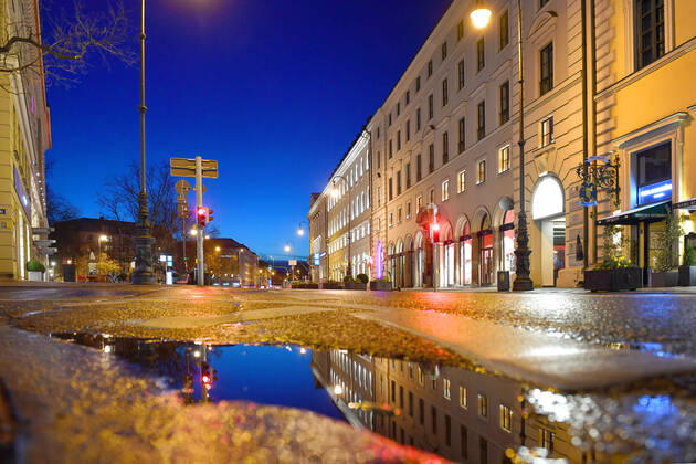 Themenbild: Coronavirus Pandemie-kommt nun der Bruecken Lockdown? Leere Brienner Strasse ohne Autos und Menschen in Muenchen am 06.04.2021 abends nach Schneeregen.