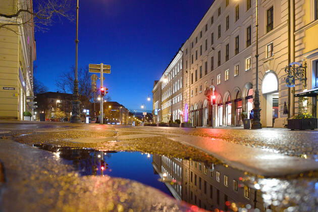 Themenbild: Coronavirus Pandemie-kommt nun der Bruecken Lockdown? Leere Brienner Strasse ohne Autos und Menschen in Muenchen am 06.04.2021 abends nach Schneeregen.