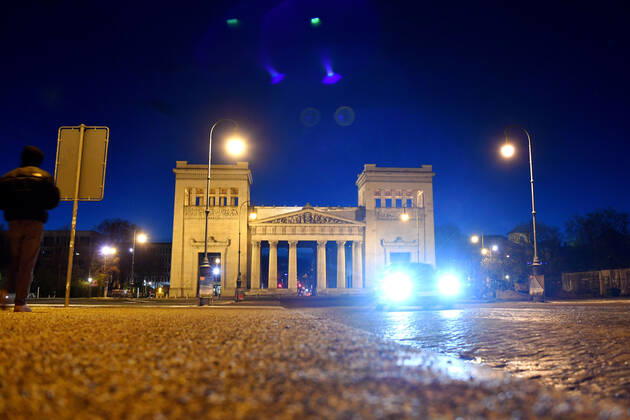 Themenbild: Coronavirus Pandemie-kommt nun der Bruecken Lockdown? Koenigsplatz ohne Autos und Menschen in Muenchen am 06.04.2021 abends nach Schneeregen.