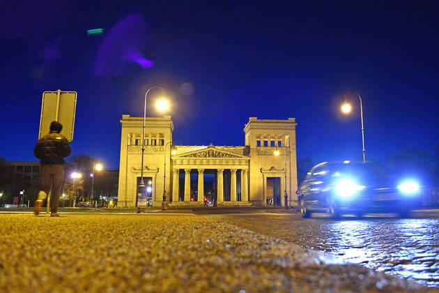 Themenbild: Coronavirus Pandemie-kommt nun der Bruecken Lockdown? Koenigsplatz ohne Autos und Menschen in Muenchen am 06.04.2021 abends nach Schneeregen.