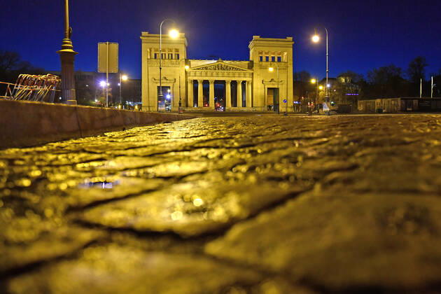 Themenbild: Coronavirus Pandemie-kommt nun der Bruecken Lockdown? Koenigsplatz ohne Autos und Menschen in Muenchen am 06.04.2021 abends nach Schneeregen.