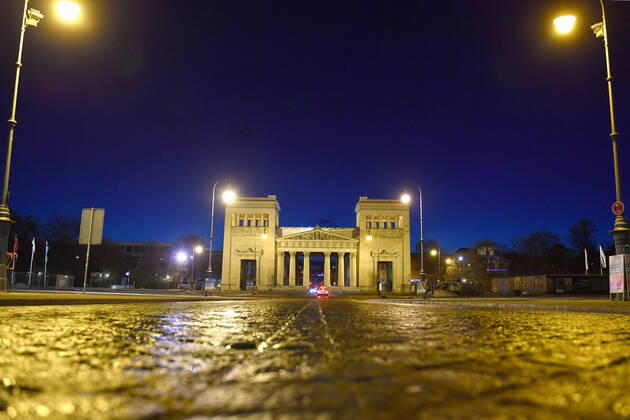 Themenbild: Coronavirus Pandemie-kommt nun der Bruecken Lockdown? Koenigsplatz ohne Autos und Menschen in Muenchen am 06.04.2021 abends nach Schneeregen.