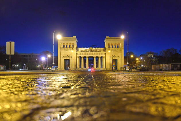 Themenbild: Coronavirus Pandemie-kommt nun der Bruecken Lockdown? Koenigsplatz ohne Autos und Menschen in Muenchen am 06.04.2021 abends nach Schneeregen.