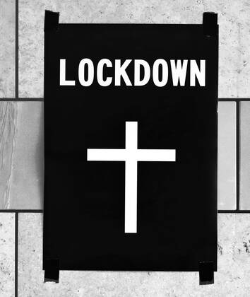 Plakat Totenkreuz auf Mauer, Lockdown, Shutdown, Corona-Krise, Stuttgart, Baden-Württemberg, Deutschland, Europa Copyright: imageBROKER/MichaelxWeber ibximw06719559