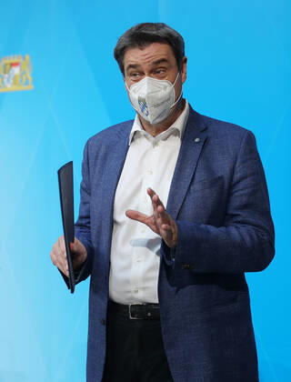 Pressekonfernez von Ministerpräsident Markus Söder - Soeder Dr. Markus Söder beim Small Talk mit einigen Journalisten nach der offiziellen Pressekonferenz, München Bayern Deutschland Prinz-Carl-Palais