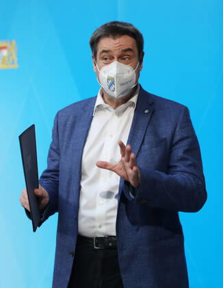 Pressekonfernez von Ministerpräsident Markus Söder - Soeder Dr. Markus Söder beim Small Talk mit einigen Journalisten nach der offiziellen Pressekonferenz, München Bayern Deutschland Prinz-Carl-Palais