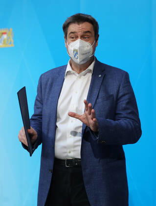 Pressekonfernez von Ministerpräsident Markus Söder - Soeder Dr. Markus Söder beim Small Talk mit einigen Journalisten nach der offiziellen Pressekonferenz, München Bayern Deutschland Prinz-Carl-Palais