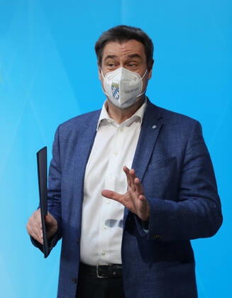 Pressekonfernez von Ministerpräsident Markus Söder - Soeder Dr. Markus Söder beim Small Talk mit einigen Journalisten nach der offiziellen Pressekonferenz, München Bayern Deutschland Prinz-Carl-Palais