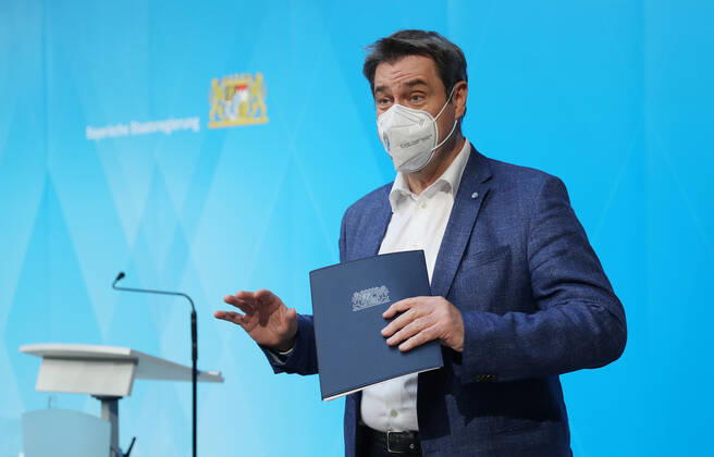 Pressekonfernez von Ministerpräsident Markus Söder - Soeder Dr. Markus Söder beim Small Talk mit einigen Journalisten nach der offiziellen Pressekonferenz, München Bayern Deutschland Prinz-Carl-Palais