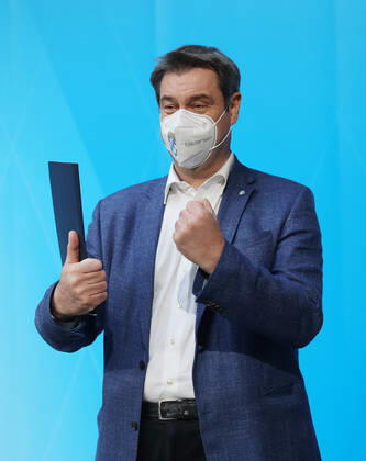 Pressekonfernez von Ministerpräsident Markus Söder - Soeder Dr. Markus Söder beim Small Talk mit einigen Journalisten nach der offiziellen Pressekonferenz, München Bayern Deutschland Prinz-Carl-Palais