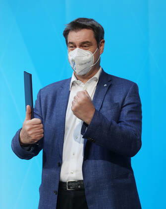 Pressekonfernez von Ministerpräsident Markus Söder - Soeder Dr. Markus Söder beim Small Talk mit einigen Journalisten nach der offiziellen Pressekonferenz, München Bayern Deutschland Prinz-Carl-Palais