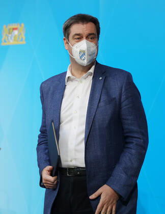 Pressekonfernez von Ministerpräsident Markus Söder - Soeder Dr. Markus Söder beim Small Talk mit einigen Journalisten nach der offiziellen Pressekonferenz, München Bayern Deutschland Prinz-Carl-Palais