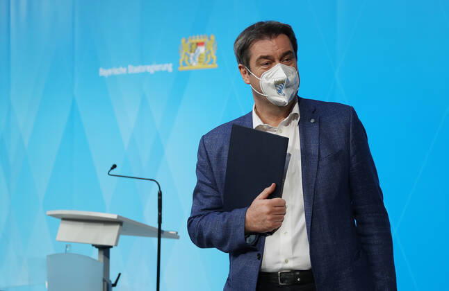 Pressekonfernez von Ministerpräsident Markus Söder - Soeder Dr. Markus Söder beim Small Talk mit einigen Journalisten nach der offiziellen Pressekonferenz, München Bayern Deutschland Prinz-Carl-Palais