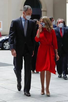 Spanish Labor Minister, Yolanda Diaz (R), chats with Spain s King Felipe VI upon their arrival at the 7th Confederation of Medium and Small Enterprises (CEPYME) awarding ceremony at Reina Sofia Museum, in Madrid, Spain, 08 April 2021. Spain s Felipe VI chairs Spanish Confederation of Medium and Small Enterprises Awarding ceremony !ACHTUNG: NUR REDAKTIONELLE NUTZUNG!  Copyright: xEmilioxNaranjox GRAF9818 20210408-637534857886468392
